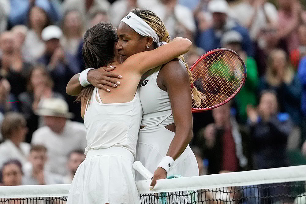 | Photo: AP/Alberto Pezzali : Emma Navarro is congratulated by Coco Gauff
